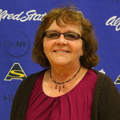 Lisa J Yates